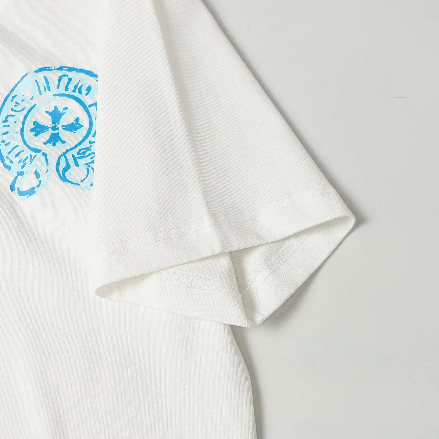 🅿️170 Chrome hearte/Chrome heart ch 25ss early spring Sanskrit horseshoe print short-sleeved T-shirt. A must-have item for daily commuting for men and women in light luxury. The correct version is welcome to compare. Detailed features: ·280g 100% cotton double yarn jersey fabric. ·Custom-dyed in the same cylinder, special thickened 32 pieces double-strand 1x1 thread. ·Double-needle cross-stitch technology. ·Original main mark washed tag. Color: black white. Size: XS-L